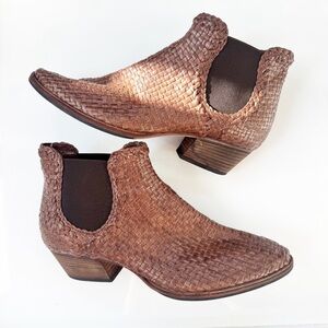 Aquatalia Womens Ankle Boots Perforated Leather Block Heel Booties Size 8
.5